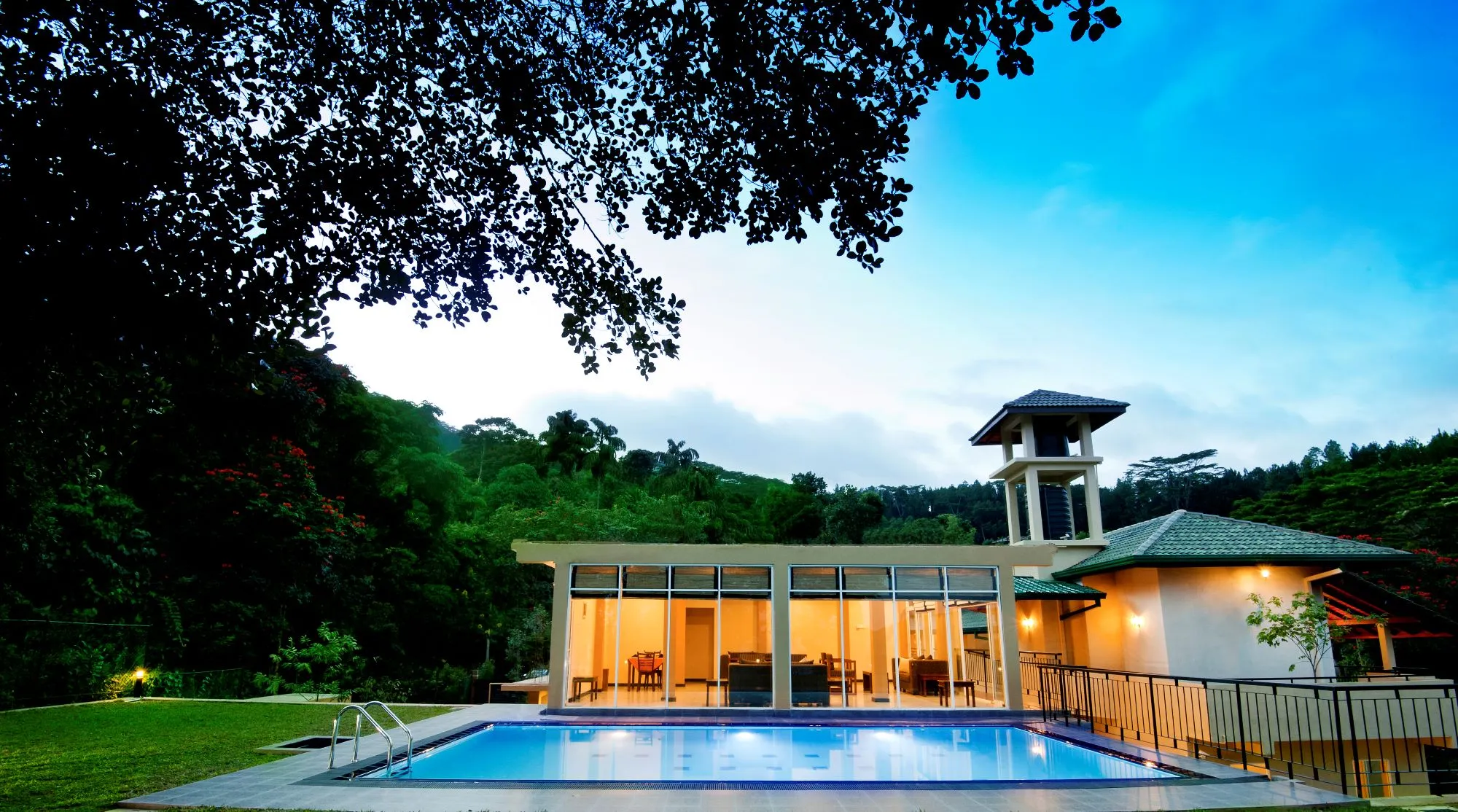 Hotel mit Pool im Dschungel